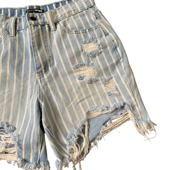 Fashion Nova distressed light wash striped denim shorts size 3 - Picture 5 of 6